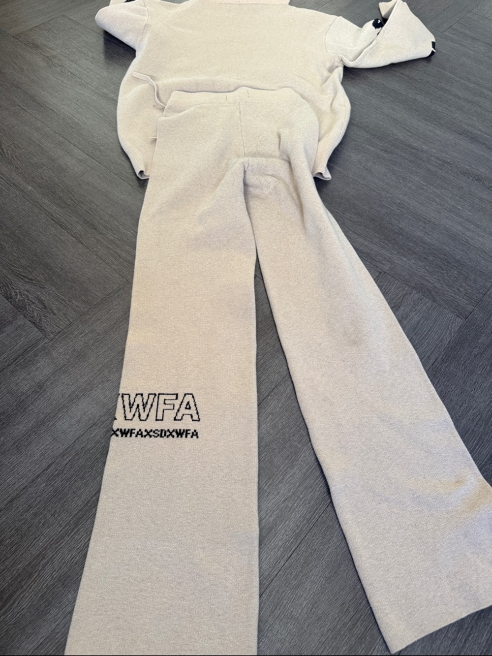 Limited edition loungewear set - Picture 5 of 6